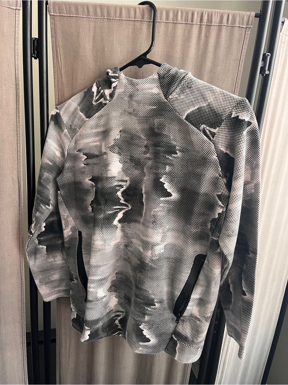Old Navy Men's Black and Gray Camo Crewneck Pullover